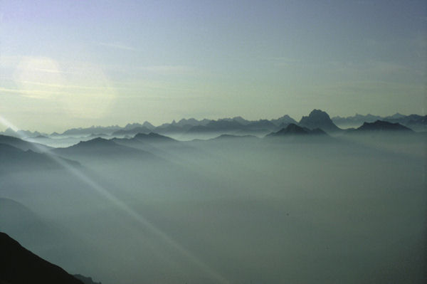 Gipfel über dem Nebel