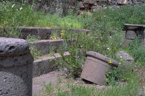 Sitzbänke der antiken Synagoge von Gamla