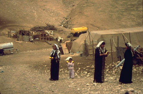 >Beduinenfrauen vor einem Zelt