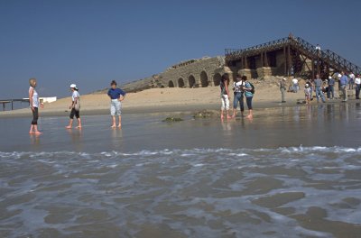 Caesarea am Meer - Reste des Aquaeduktes am Mittelmeerufer