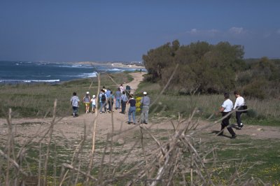 Caesarea am Meer - Spaziergänger am Mittelmeerstrand