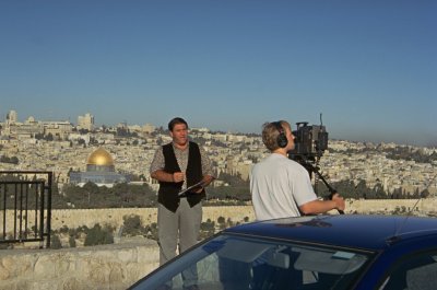 Jerusalem vom Ölberg aus gesehen, mit einem Endzeitprediger vor laufender Fernsehkamera