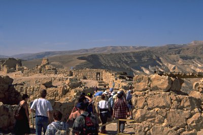 Touristen in den Überresten der Festung Massada