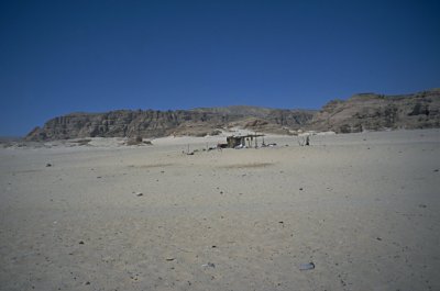 Wüste mit Beduinenzelt.