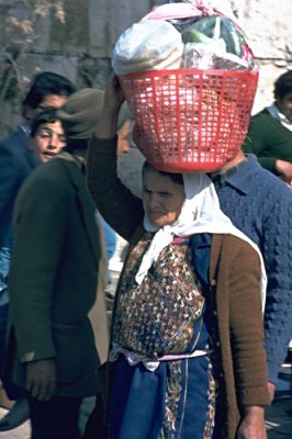 Arabische Frau mit schwerer Last