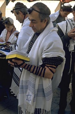 Juden mit Gebetsriemen beim Gebet.