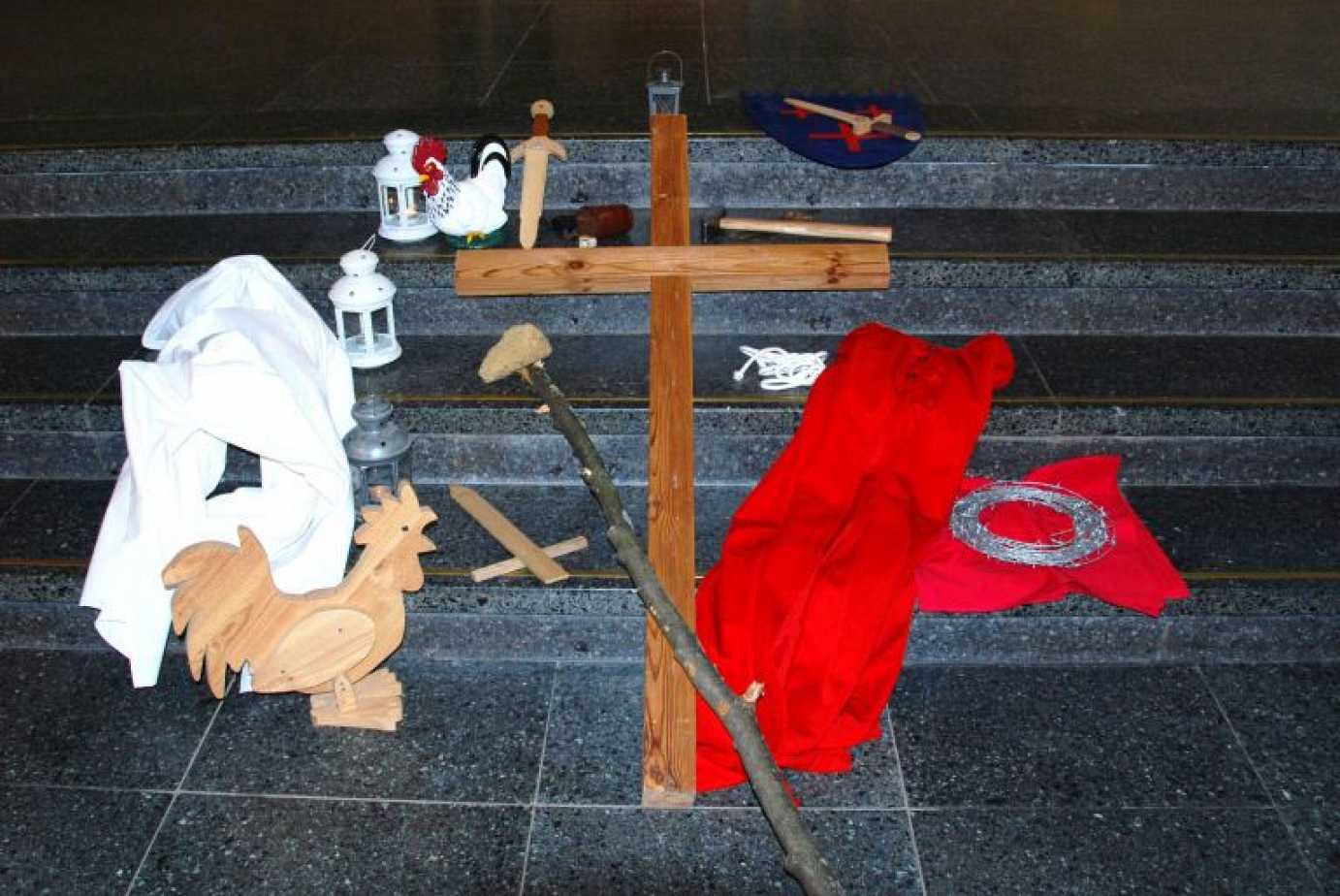 Gegenstände auf Altarstufen