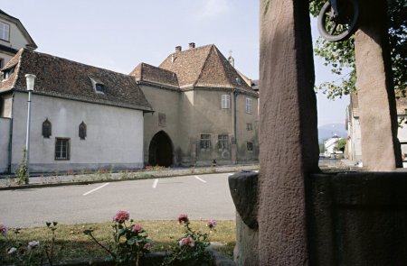 Torgebäude von der Straße aus