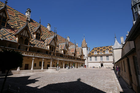 Der Hof des Hôtel-Dieu