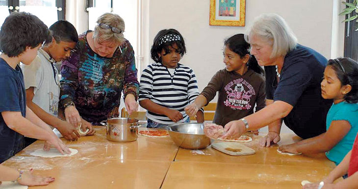 Kinder beim Backen