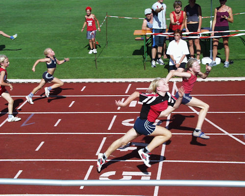 Sportlerinnen beim Zieldurchlauf