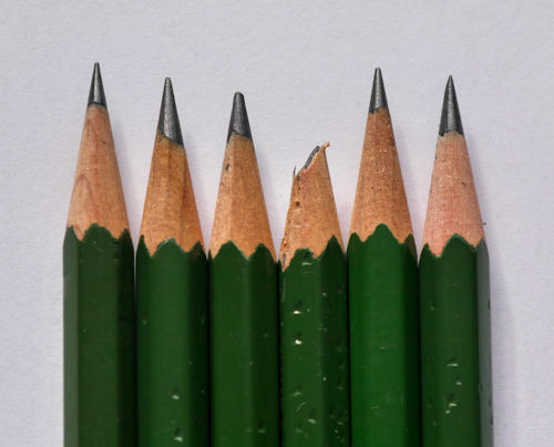 Mehrere Bleistifte - einer ist abgebrochen