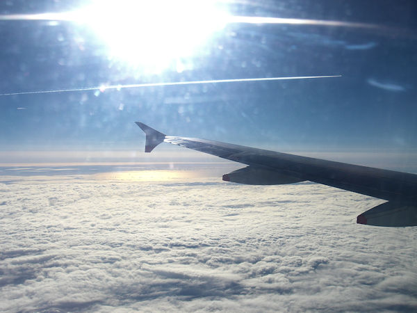 Flugzeug über den Wolken