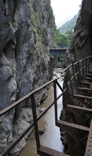 Brücke über eine Schlucht